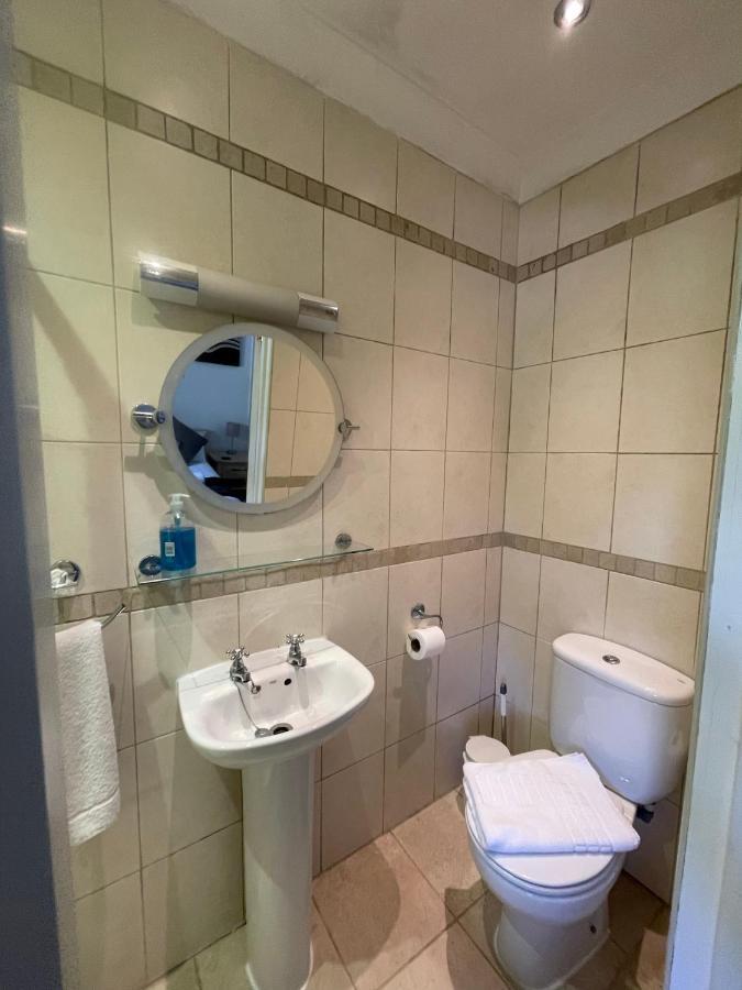 Oakhurst Gatwick B&B Crawley  Exteriör bild